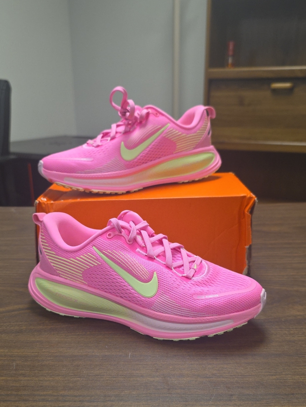 Nike Vomero 18 Pink Spell/Barely Volt HQ2157-601 Women's 6.5 New
